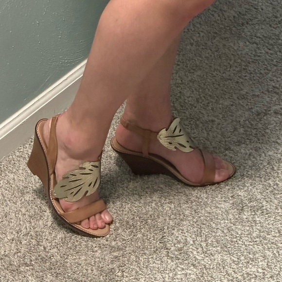 TOMMY BAHAMA Gold leaf leather wedge sandal sz 9 - Picture 7 of 11